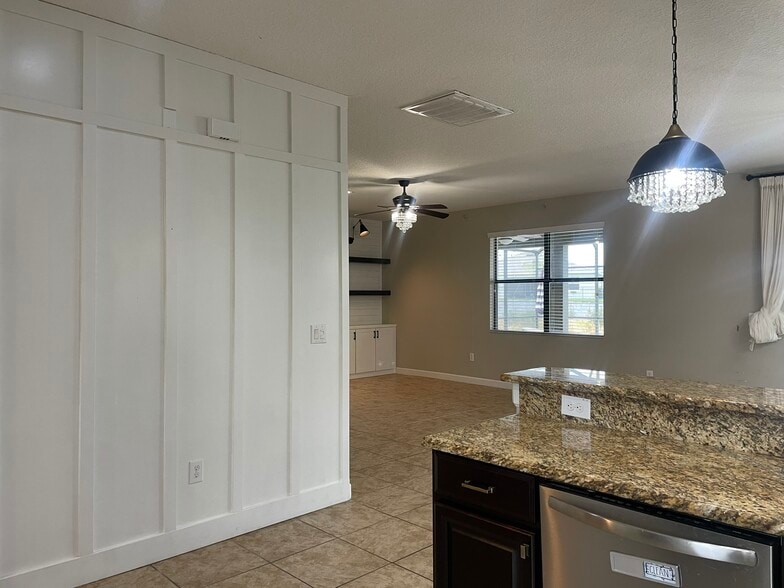 Building Photo - 2293 Victoria Dr