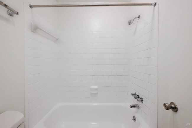 Building Photo - NEW 1x1!  Fantastic Emory area location - ...