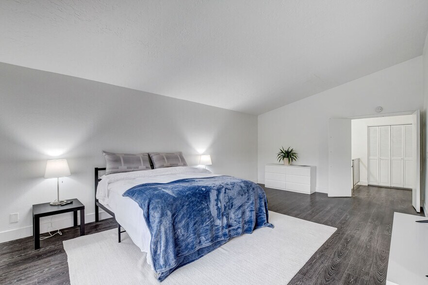 Building Photo - 945 Vegas Valley Dr