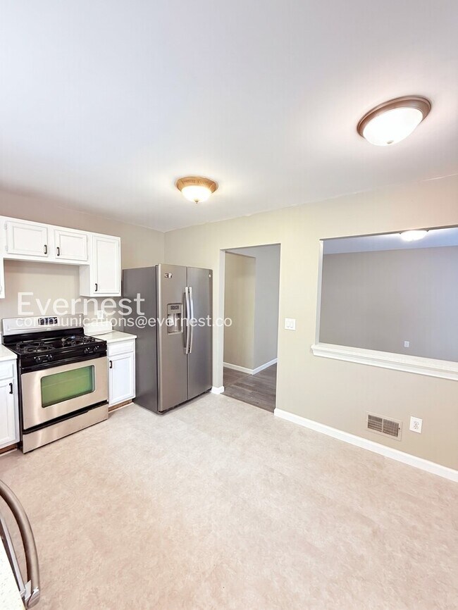 Building Photo - 3 Bed, 1 Bath Home with Modern Amenities  / Pet-Friendly / Vouchers Accepted / Available Now!