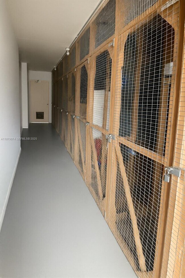 Building Photo - 400 Kings Point Dr