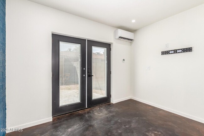 Building Photo - 2402 W Weldon Ave
