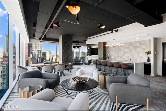 Building Photo - 1 br, 1 bath Apartment - 332 E Illinois St