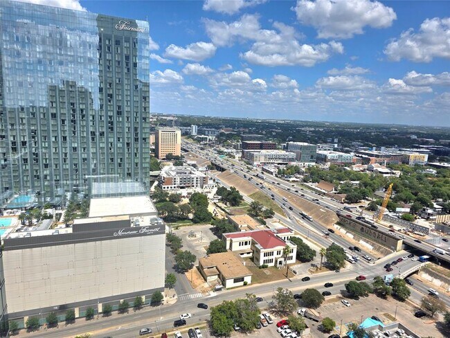Building Photo - 610 Davis St