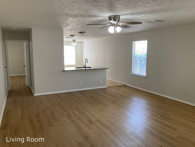 Building Photo - Beautifully Renovated 1-Story Near The Woo...