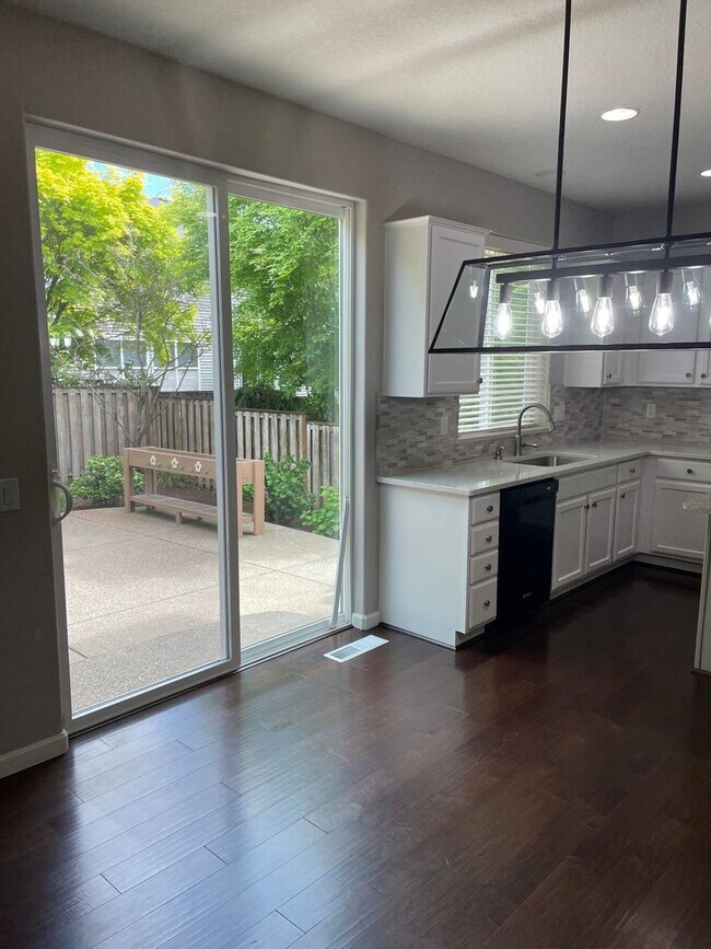 Building Photo - Large Beautiful 4 Bed, 2.5 Bath House!