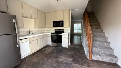 Building Photo - Large spacious 2 Bedroom in UTC