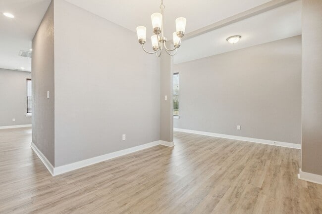 Building Photo - 4 bed/2.5 bath Ready Now- Norfolk