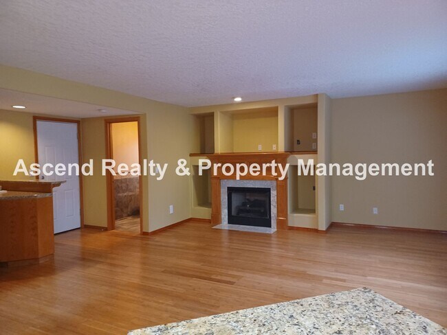 Building Photo - Troutdale 4 Bed Fenced Back 3 Car Garage Y...