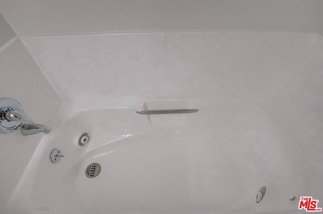 Building Photo - 435 N Oakhurst Dr