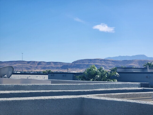 Building Photo - Unique condo with rooftop Strip Views and modern amenities.