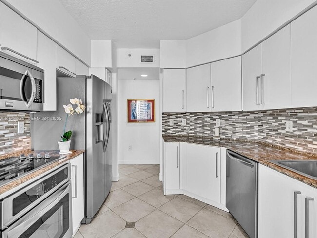 Building Photo - 3370 Hidden Bay Dr