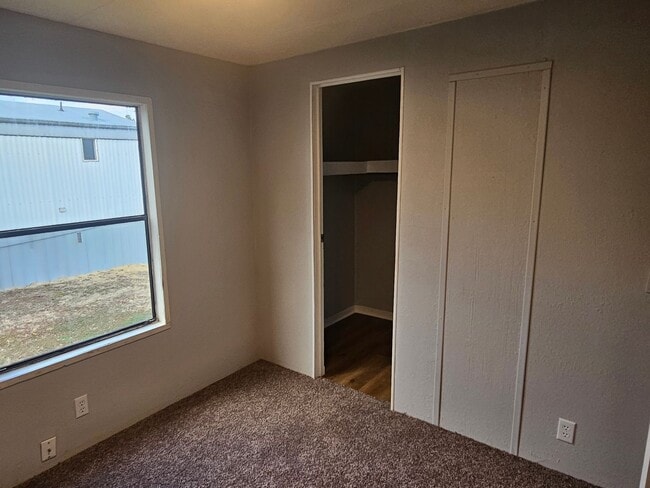 Building Photo - 3 bed 2 bath mobile home Secrion 8 accepted