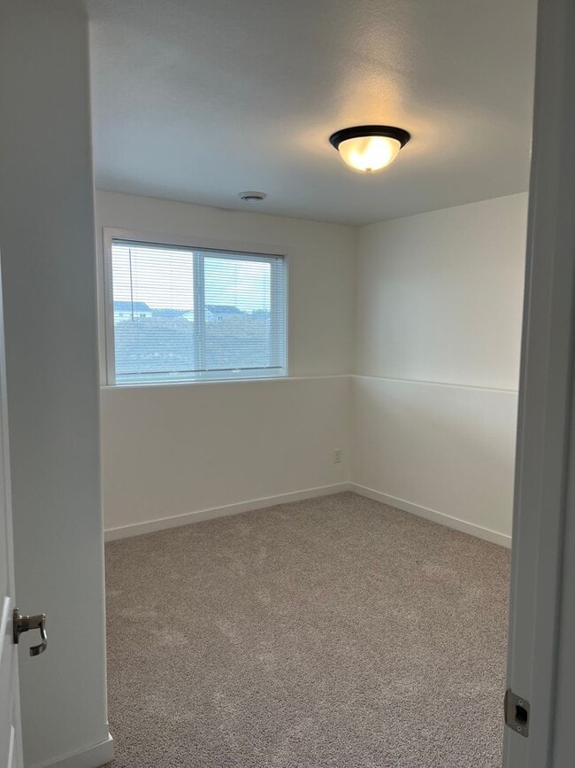 Building Photo - 4 Bed 2 Bath Single Family Home