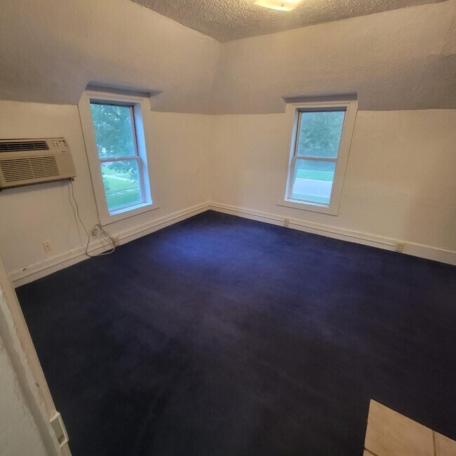 Building Photo - 119 Elm St