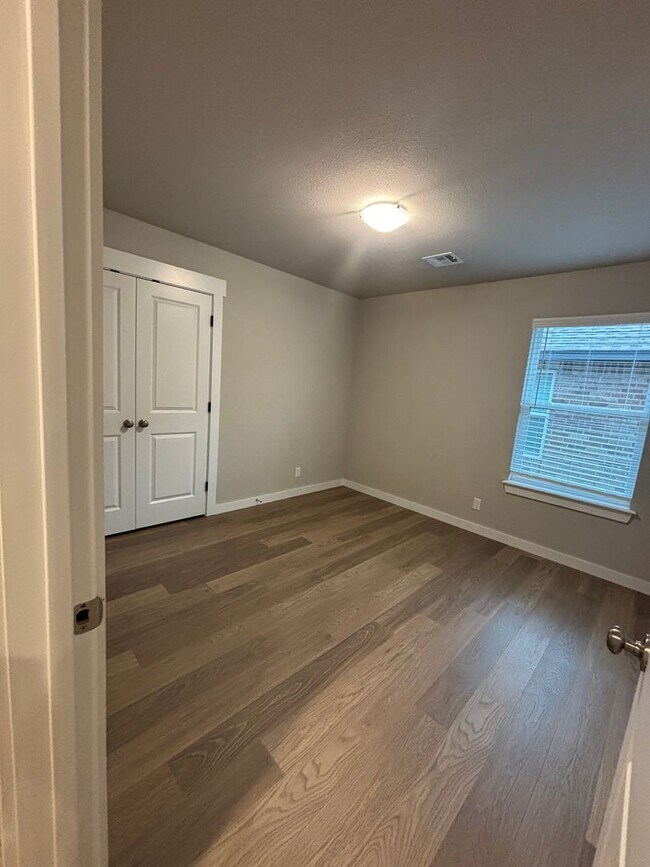 Building Photo - Beautiful New Duplex!