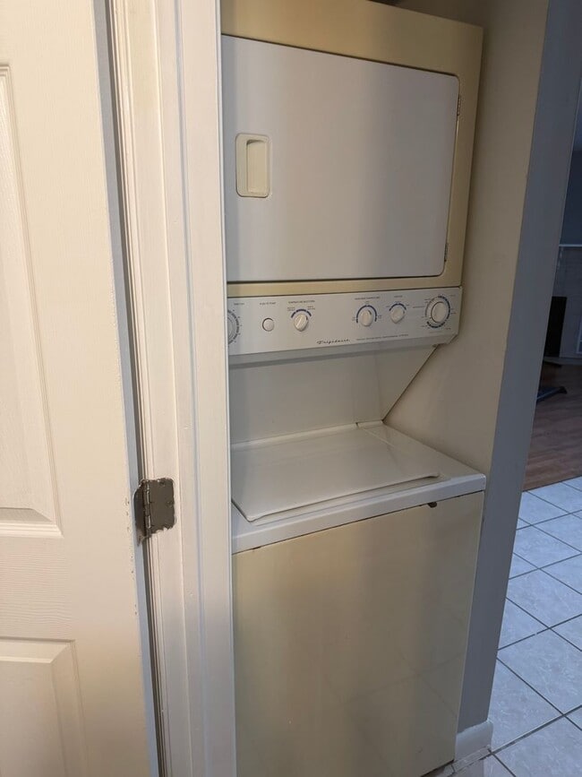 Building Photo - 1 Bedroom, 1 bathroom first floor apartmen...