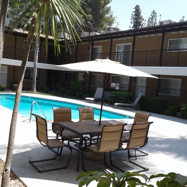 Building Photo - 1001 Pine Ave