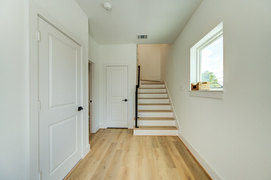 Building Photo - 4041 Buck St