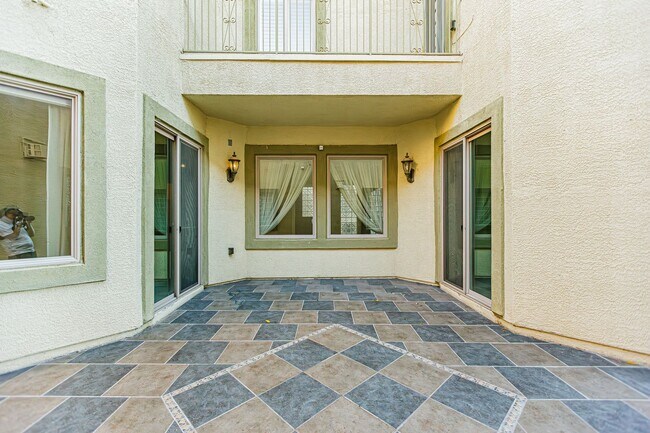 Building Photo - Queensridge Home