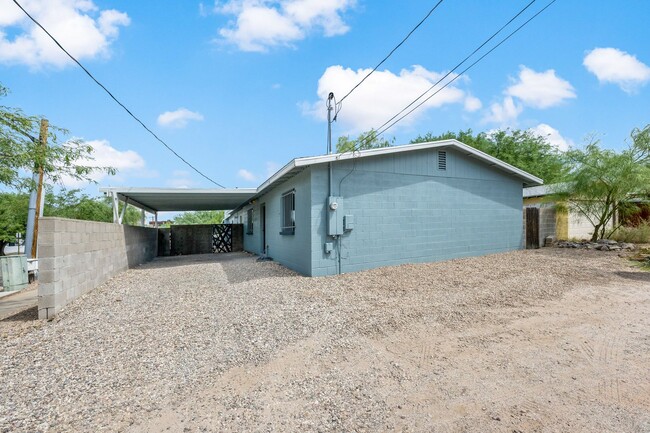 Building Photo - Charming remodeled home near UA