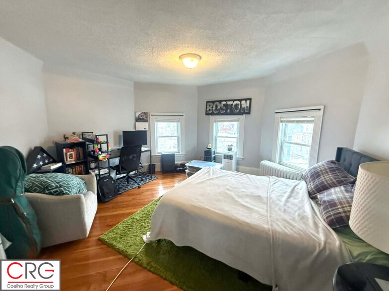 Building Photo - 53 Elm St