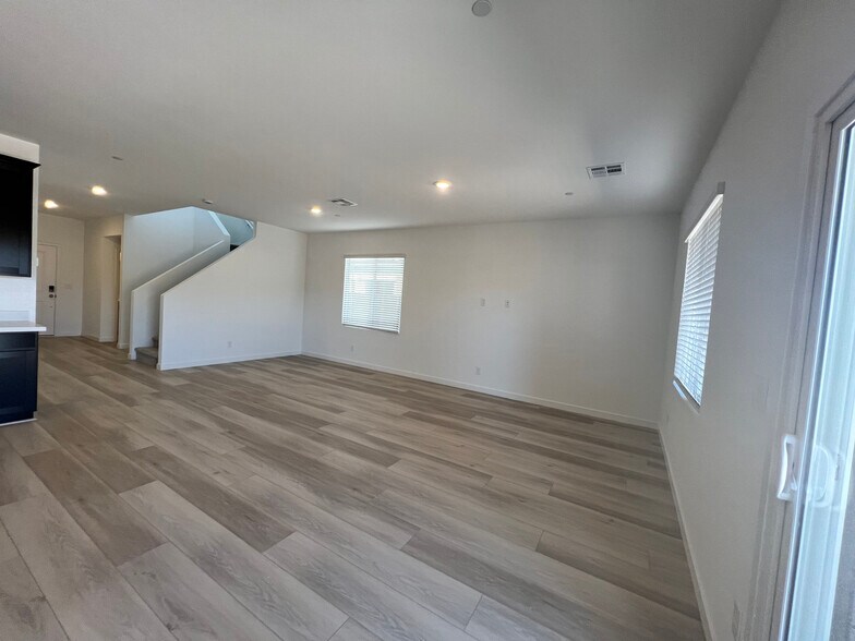 Dining room/family room - 486 Daphne Terrace St