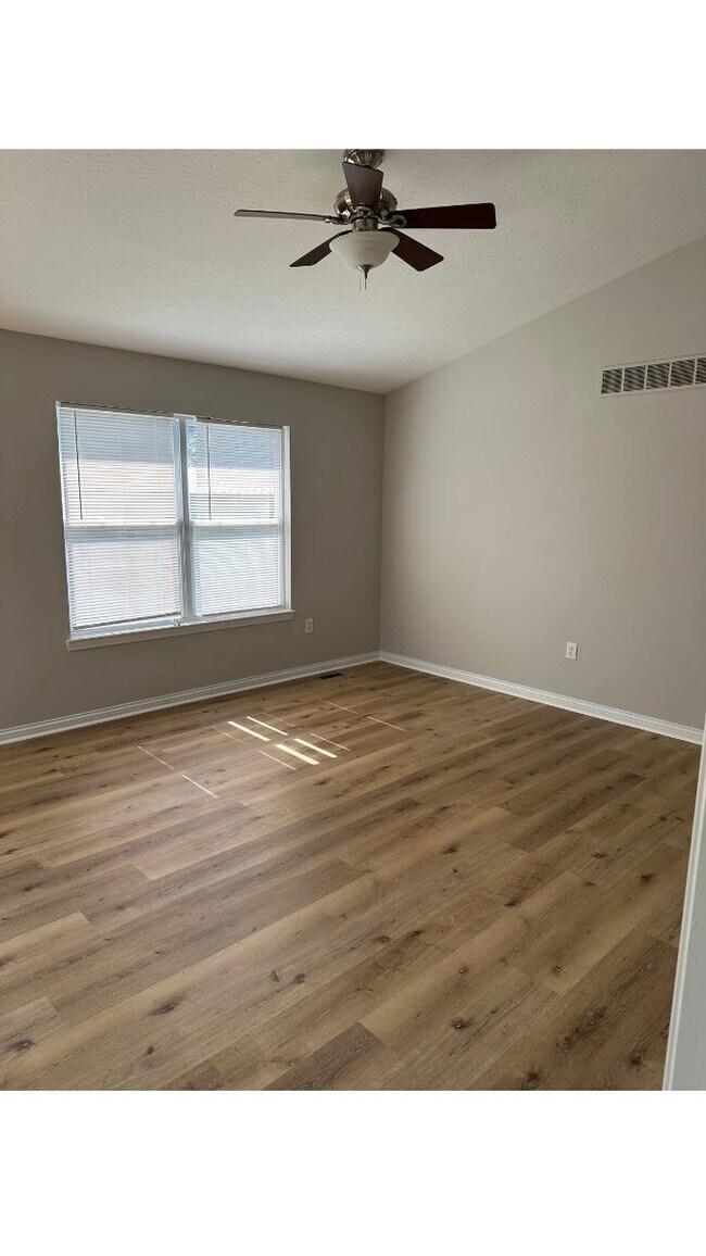 Building Photo - 6536 Oak Crest Dr