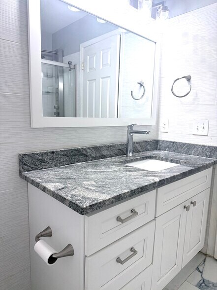 Building Photo - 24 Lee Ct