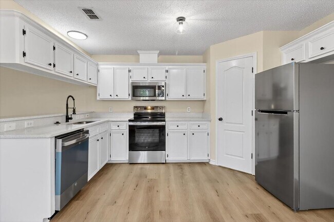 Building Photo - 4453 Lake George Dr