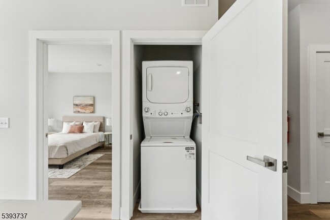 Building Photo - 140 W Webster Ave