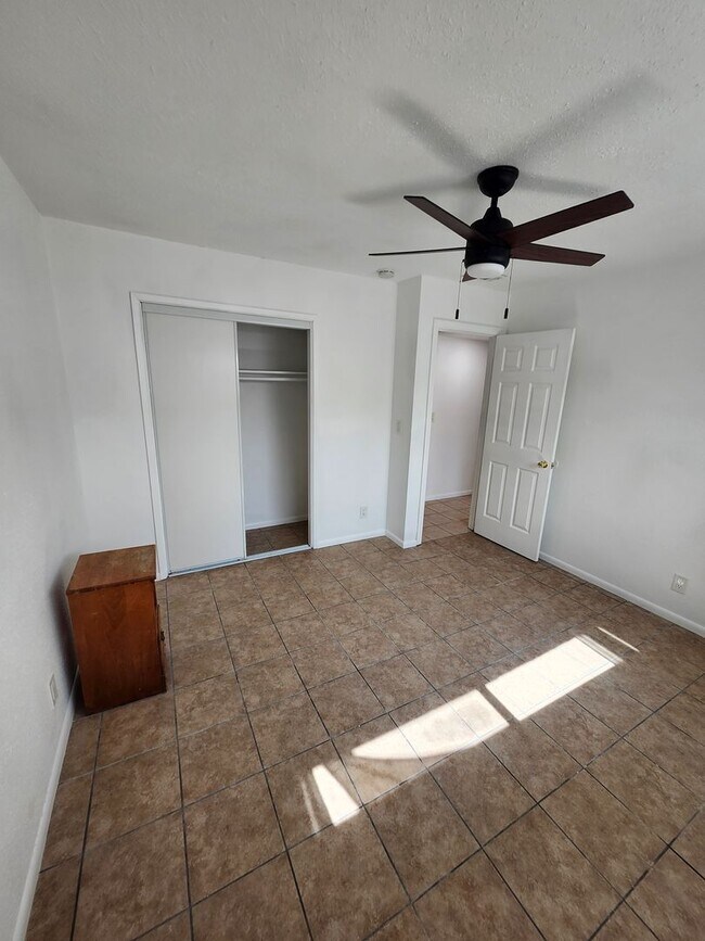 Building Photo - M-Muir Ave (triplex)