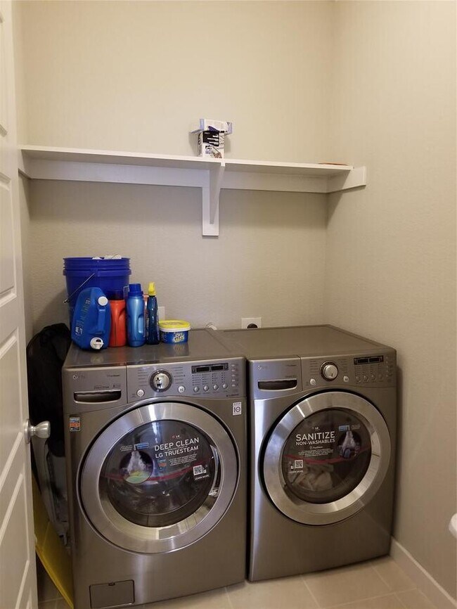 Building Photo - Move-in Special: 50% off second full month...