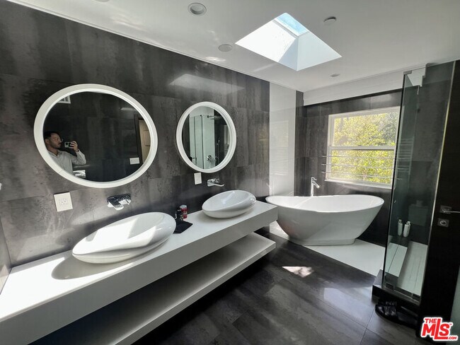 Building Photo - 3943 Fredonia Dr