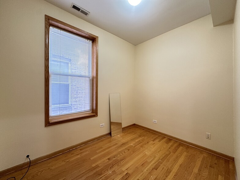 Building Photo - 2136 W Chicago Ave