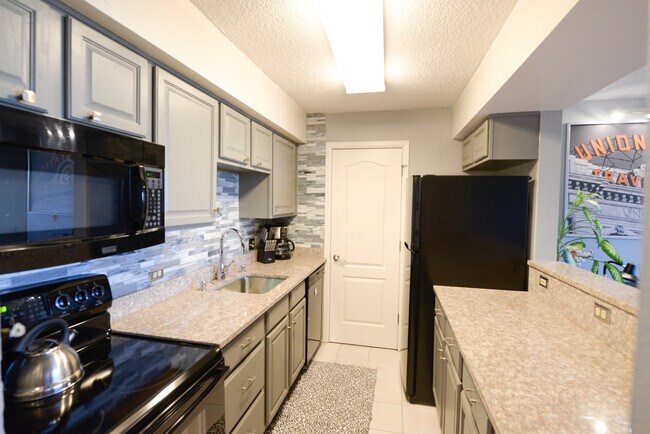 Full Kitchen with big Pantry - 1020 15th St