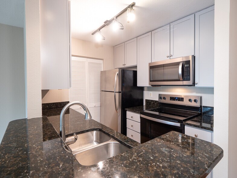 Building Photo - 265 Alexandra Dr