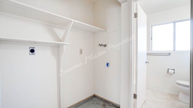 Building Photo - Lovely 3 Bedroom Townhouse ~ Water Included