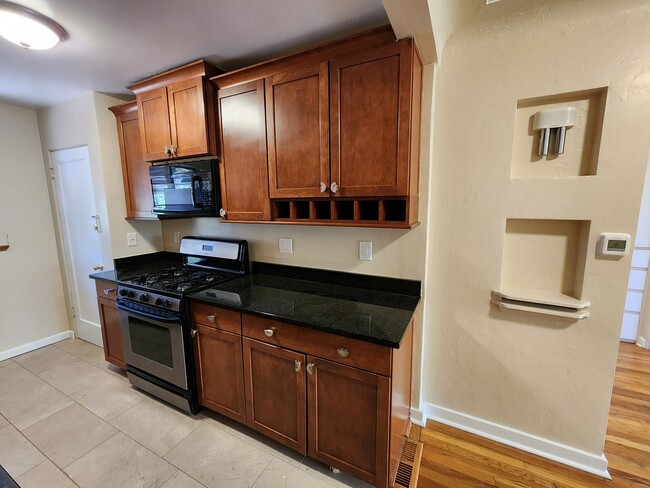 Building Photo - 2 Bed 1 Bath Unit In Great Location of Den...