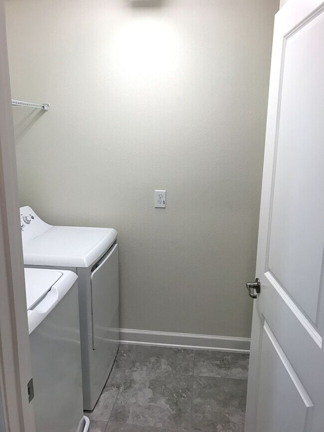 Building Photo - Newer 3/2.5ba Home at The Oaks in Moss Park with FREE Internet, Cable and Phone