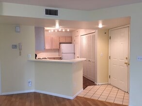 Building Photo - GREAT LOCATION 2 Bed 2 Bath Condo in Hunter's Ridge-Available May 5th