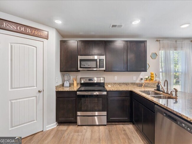 Building Photo - 174 Goodall Woods Dr