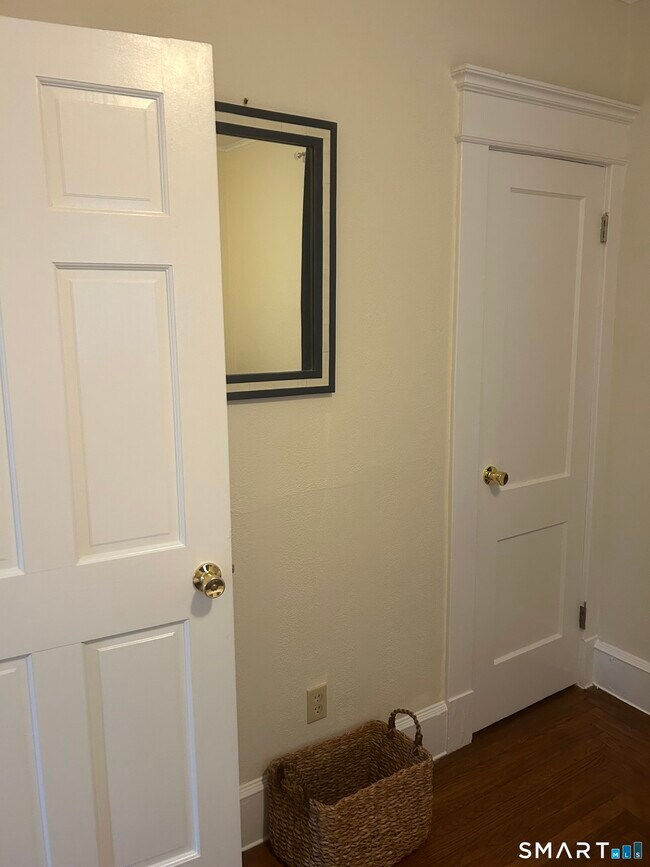 Building Photo - 1946 Chapel St