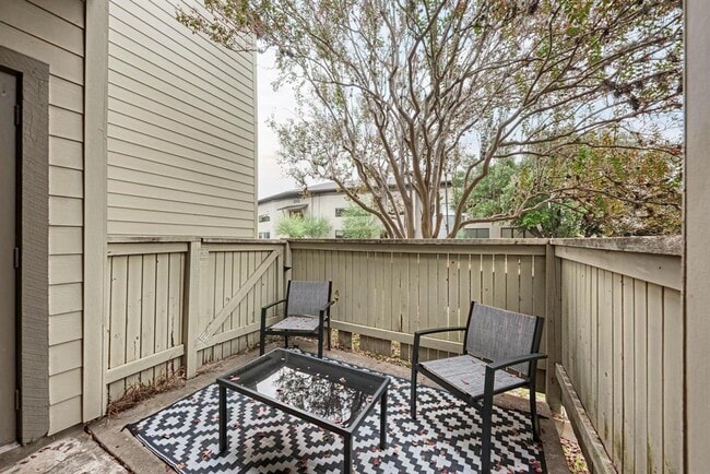 Building Photo - 1938 Holly Hill Dr