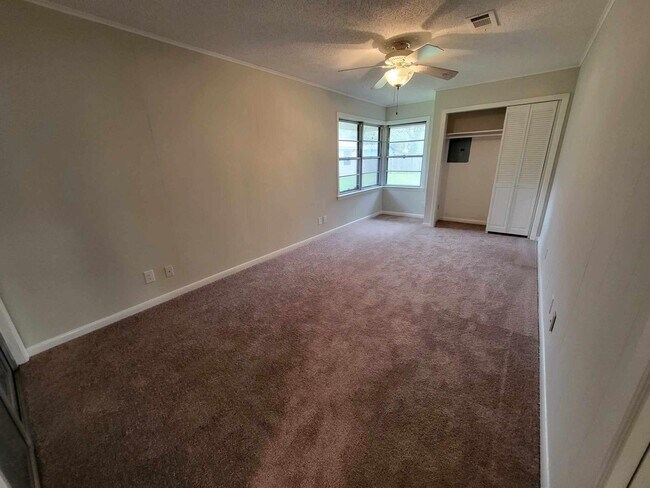 Building Photo - 706 Maple St