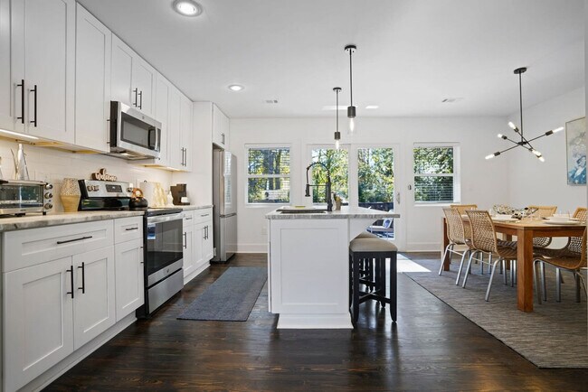 Building Photo - 2234 Edgemore Dr SE