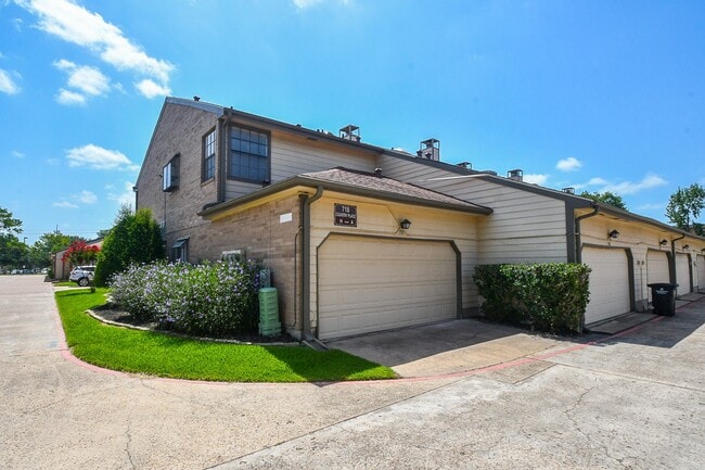 Building Photo - 718 Country Pl Dr