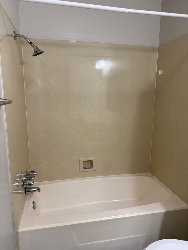 Building Photo - 2 Bedroom/ 2 Bathroom Townhome