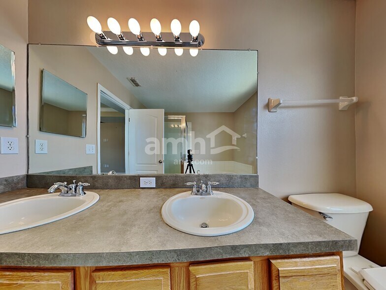 Building Photo - 11228 Madison Park Dr