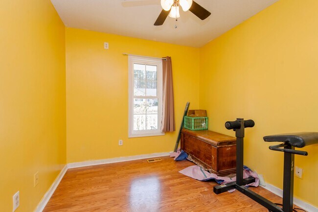 Building Photo - Cozy 3 bedroom home with spacious fenced backyard!